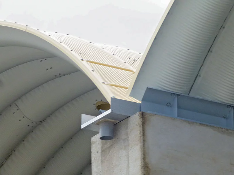 Détail toiture acier nervurée BROOF T3 avec système d’étanchéité renforcée, solution durable pour bâtiments industriels exposés
