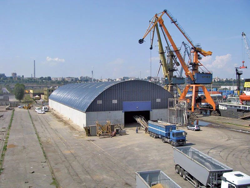 Dôme acier BROOF T3 en environnement portuaire pour stockage vrac et logistique intensive, bâtiment industriel conforme exigences incendie