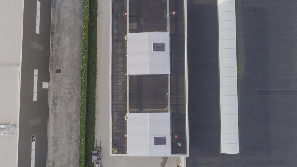 Bâtiment de maintenance industrielle avec accès central par toiture ouvrante pour intervention sur machines volumineuses