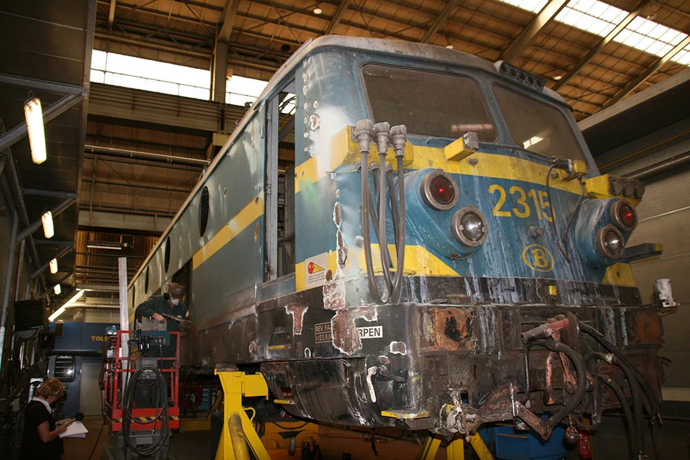 Atelier de maintenance industrielle avec toiture ouvrante permettant la réparation de locomotive avec pont roulant et accès vertical pour équipements hors gabarit