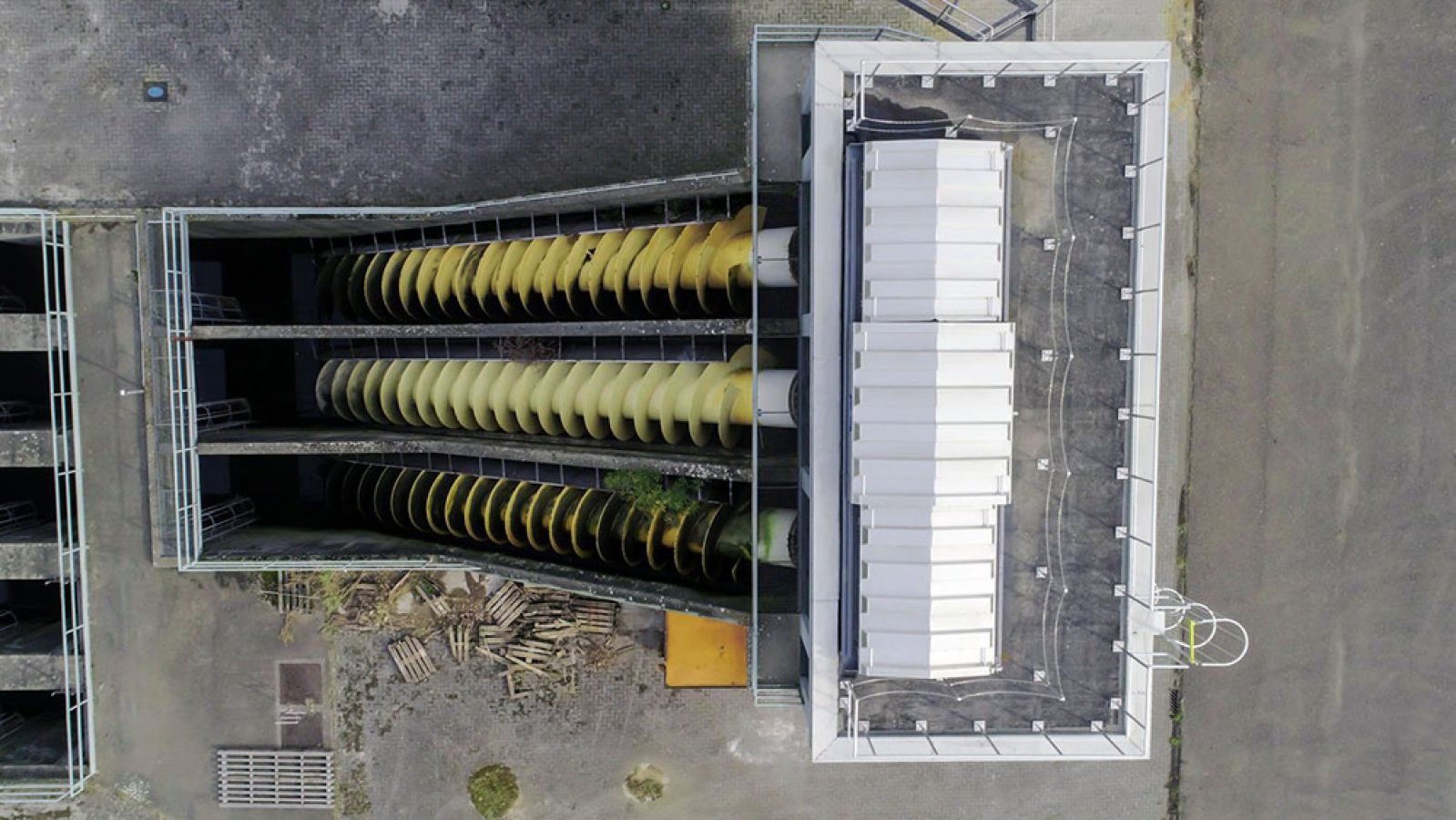 Accès vertical par toiture ouvrante pour maintenance lourde d’équipements industriels avec panneaux découvrables étanches