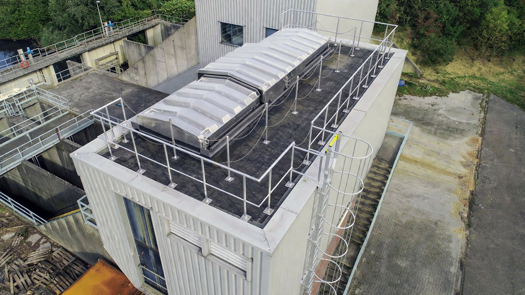 Toiture ouvrante industrielle avec panneaux aluminium permettant accès par le dessus pour maintenance d’équipements volumineux dans un bâtiment technique