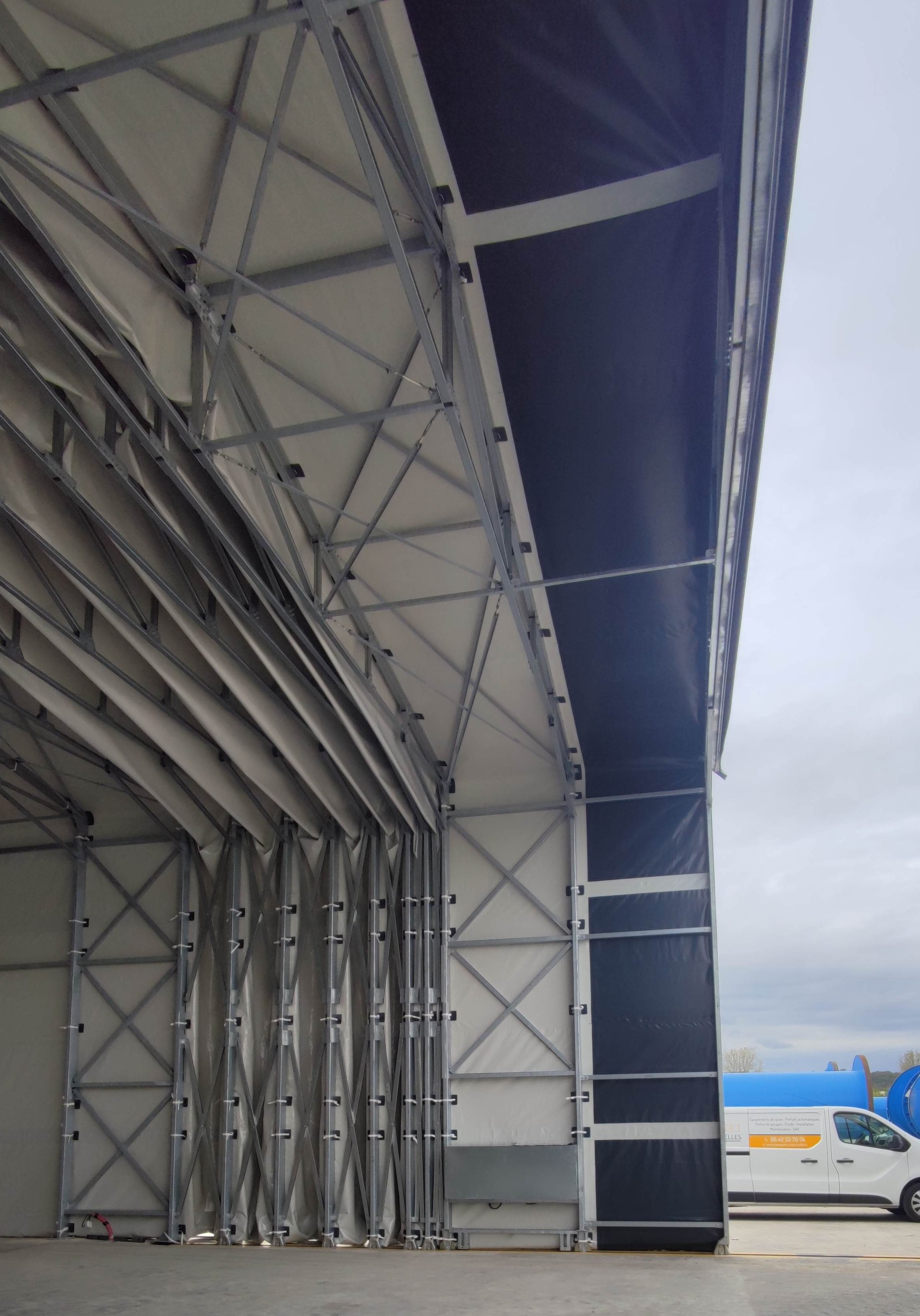 Structure intérieure de bâtiment rétractable avec toiture coulissante ouverte pour chargement vertical