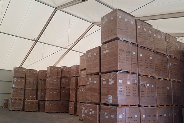 Bâtiment de stockage grande distribution avec palettes empilées en hauteur, entrepôt modulaire GMS optimisé pour stockage logistique intensif et gestion des flux marchandises