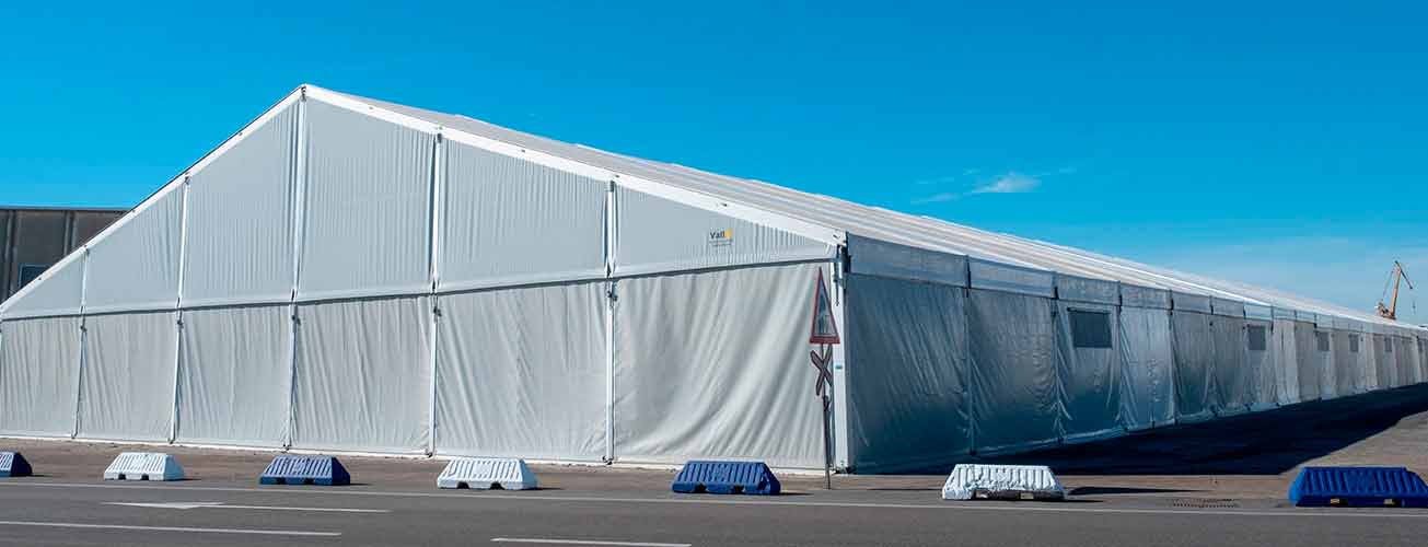Entrepôt modulaire grande distribution extérieur, structure démontable logistique GMS avec grande capacité de stockage, installation rapide et accès poids lourds