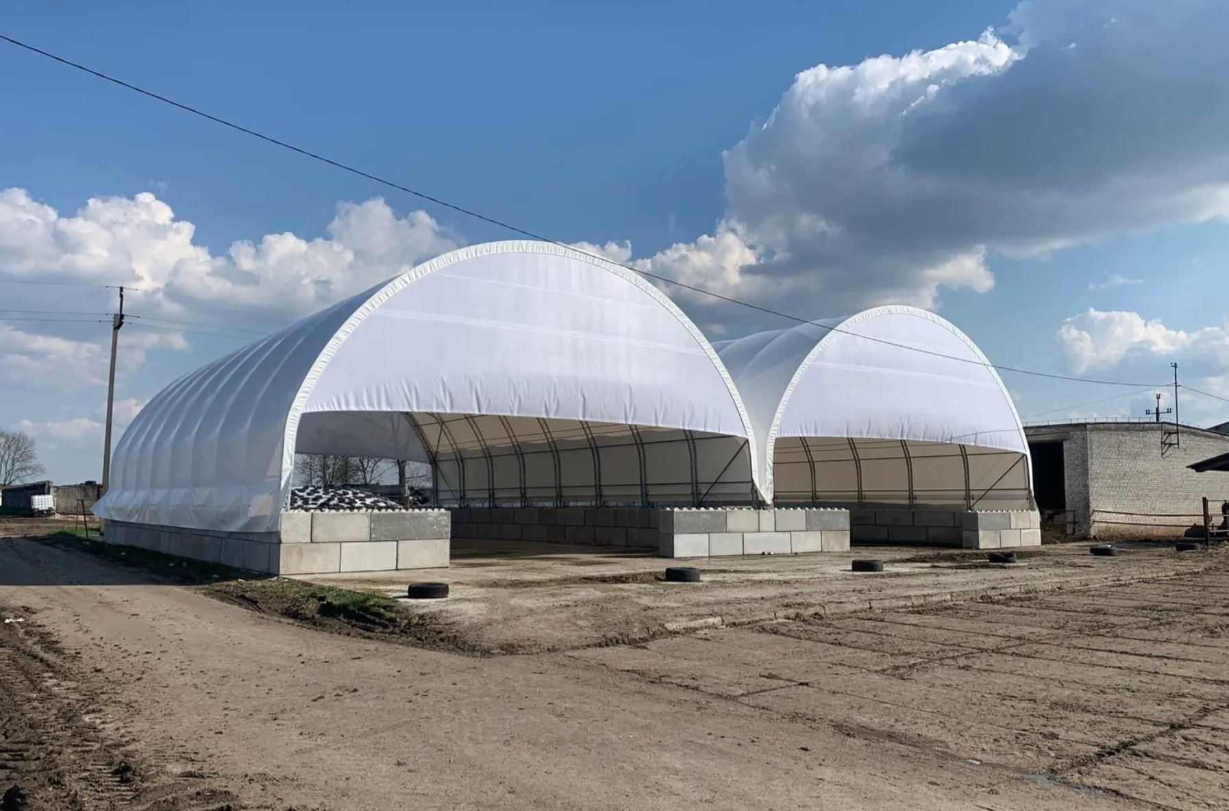 hangar dôme industriel modulable pour recyclage déchets compost biomasse avec murs béton empilables sans mortier