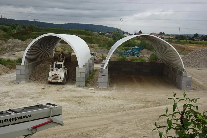 bâtiment industriel démontable en dôme métallo textile installation rapide sans génie civil lourd stockage vrac BTP recyclage