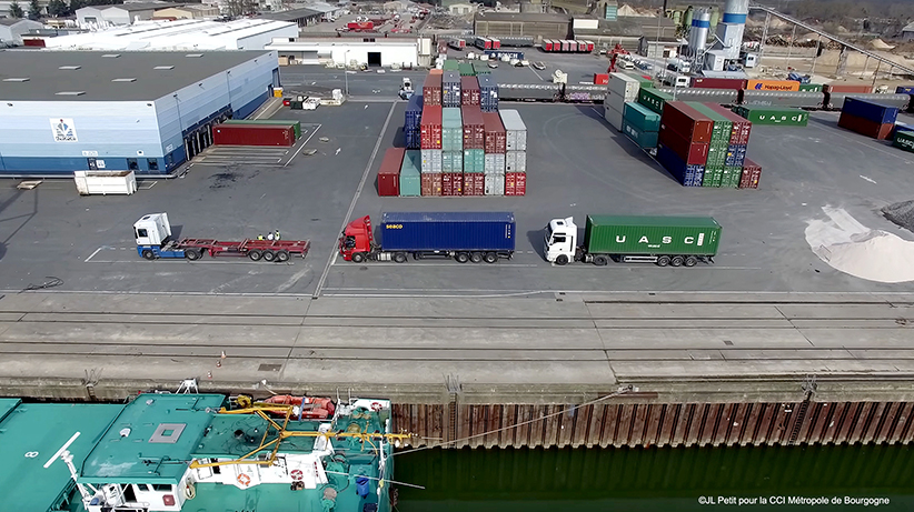 Hub logistique multimodal avec connexion rail, route et maritime, bâtiment modulaire permettant centralisation des flux et stockage logistique industriel