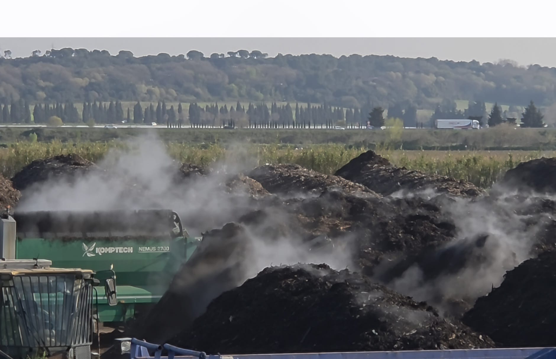 plateforme compostage industriel andains fumants broyage dechets verts compost en cours fermentation exterieur