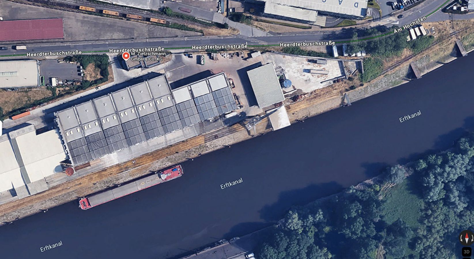 Hangar portuaire à toit découvrable en position fermée pour protection des matériaux vrac en environnement maritime