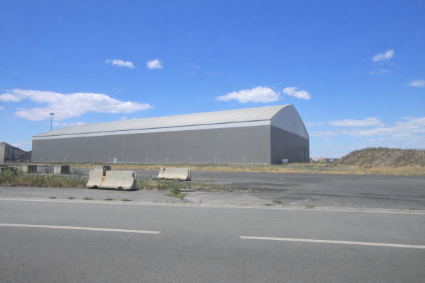 Hangar portuaire pour stockage de vrac en grande capacité avec structure industrielle démontable