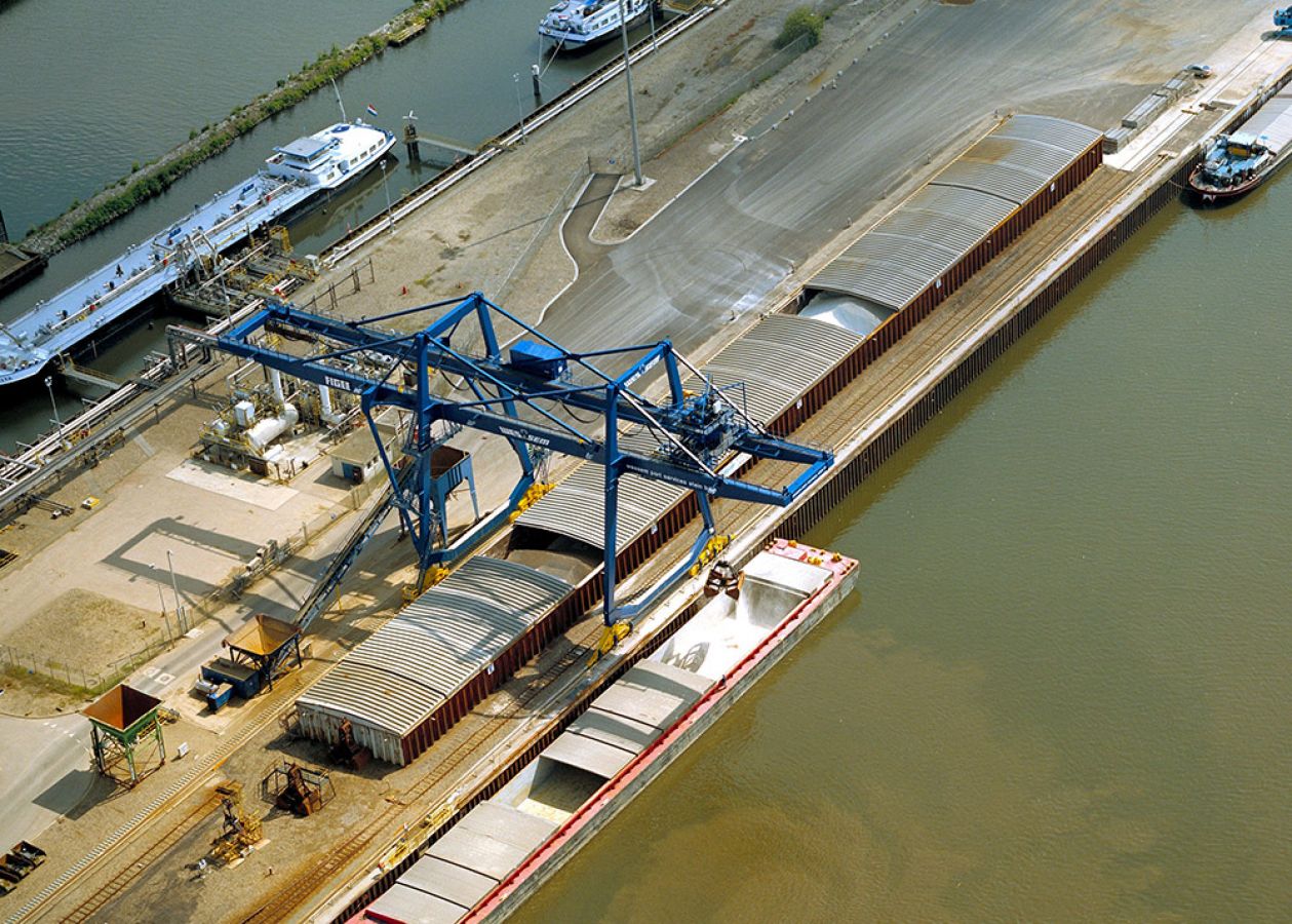 Hangar portuaire avec toiture découvrable permettant chargement vrac par grue et optimisation des flux logistiques.