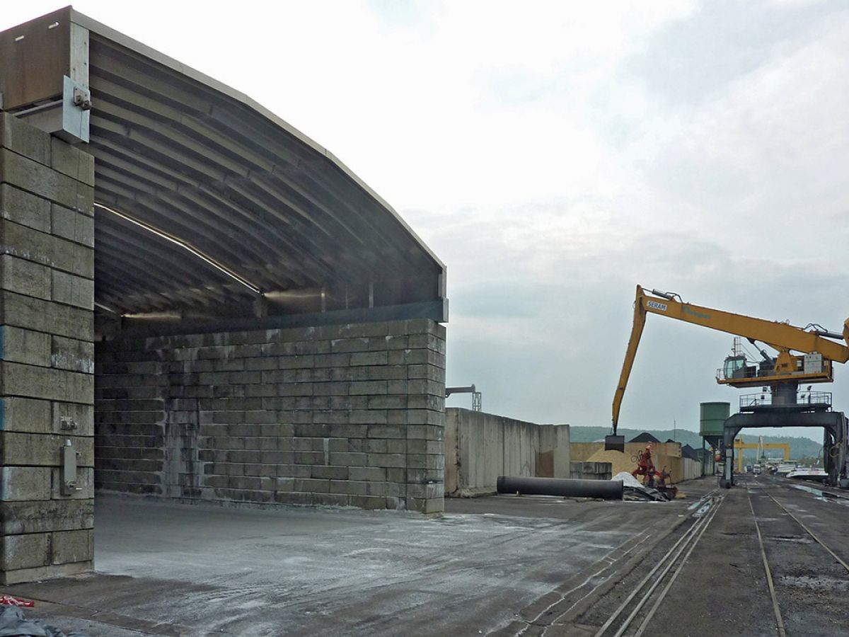 Hangar portuaire modulable avec toiture ouvrante pour stockage vrac compartimenté sable sel céréales avec accès par le haut
