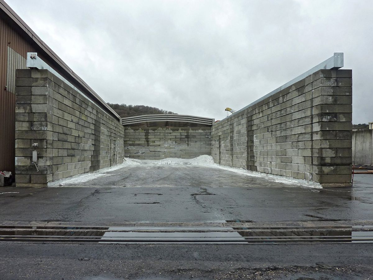 Hangar portuaire modulable avec toiture ouvrante pour stockage vrac compartimenté sable sel céréales avec accès par le haut