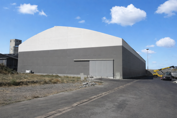 Bâtiment de stockage portuaire vrac avec grande porte logistique et structure industrielle modulable