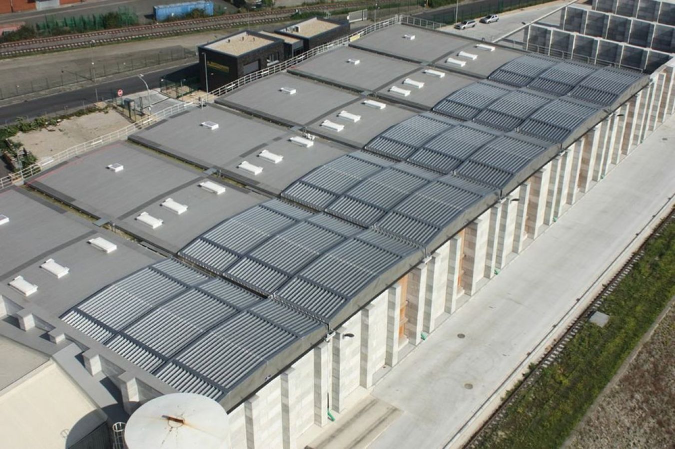 Toiture découvrable portuaire coulissante permettant ouverture partielle ou totale pour accès aux matériaux vrac