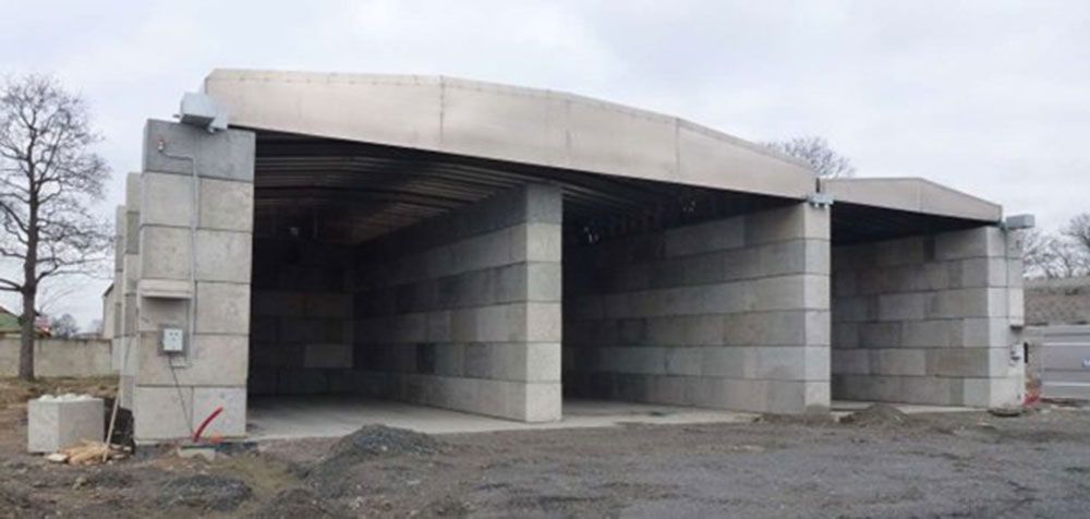 2 toitures motorisées Conseil départemental 42 – Feurs    abri-a-sel- a-toit-decouvrable-feurs.jpg  ALT Abri sel toit découvrable rétractable sur murs en blocs lego collectivités DDE / DIR  stockage sel déneigement fondant routier