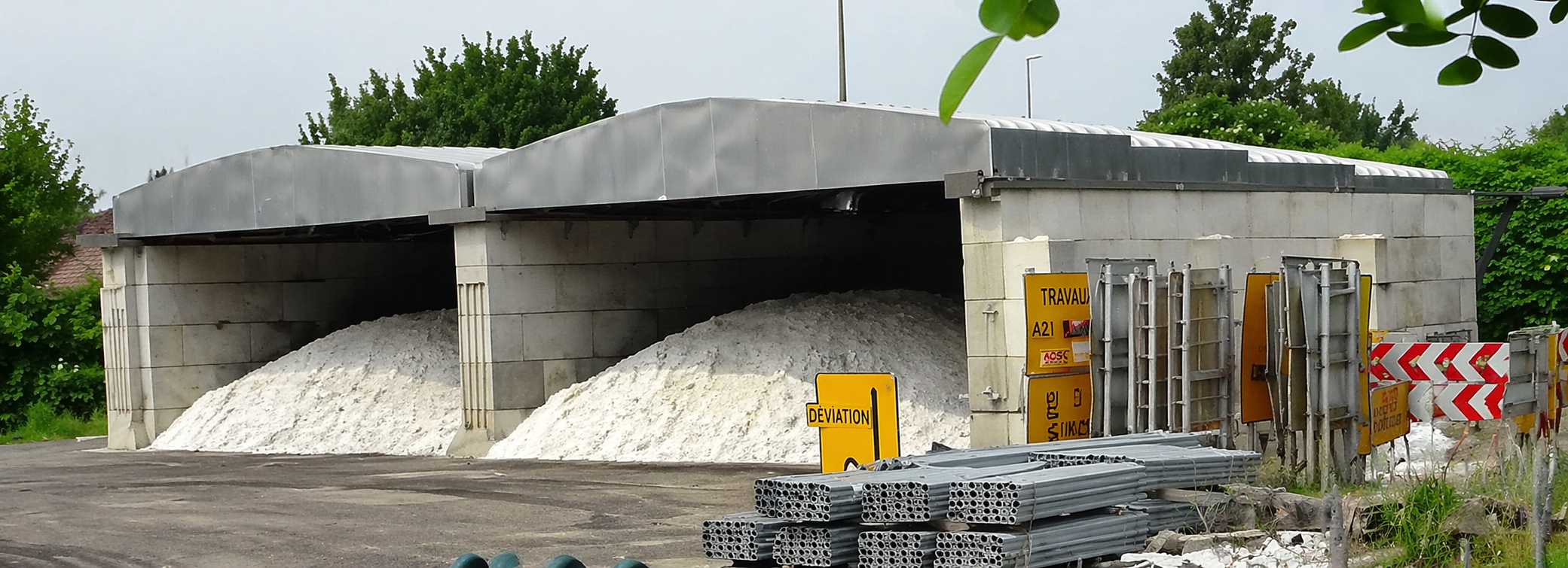 Abri à sel à toit découvrable rétractable sur blocs béton stockage vrac collectivités DDE / DIR  stockage sel déneigement fondant routier