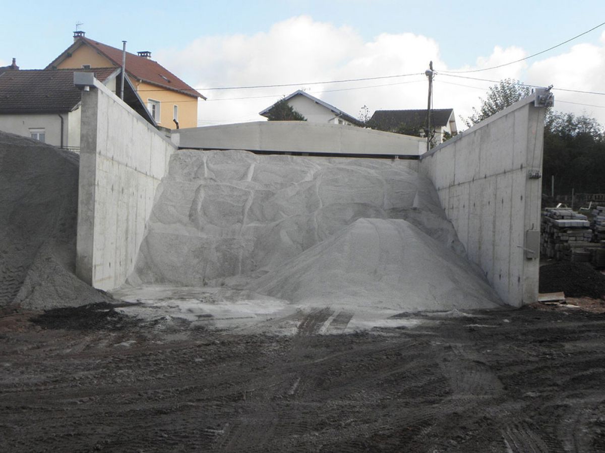 Hangar sel toit amovible et rétractable béton stockage extérieur sécurisé collectivités DDE / DIR  stockage sel déneigement fondant routier
