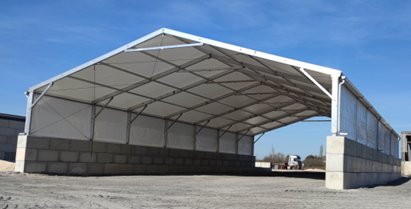 Bâtiment industriel sans fondation sur blocs béton LEGO rapide à installer et démontable