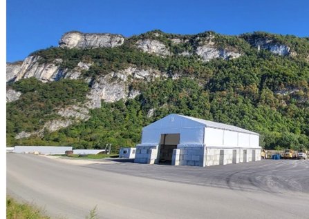 Hangar industriel économique sur blocs béton LEGO sans fondation pour stockage de palettes et pièces détachées sur racks
