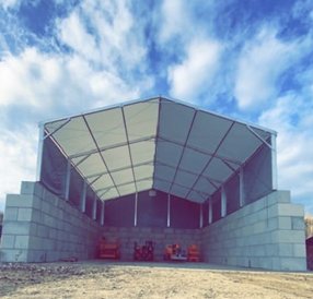 Bâtiment stockage granulats  avec structure modulaire sur blocs béton empilables type LEGO