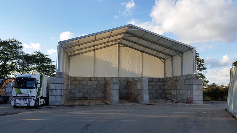 Bâtiment recyclage déchets avec structure modulaire sur blocs béton empilables type LEGO